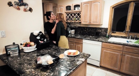 Рыжеволосая женщина Лейси Леннон щеголяет спермой после секса со своим пасынком картинка 3