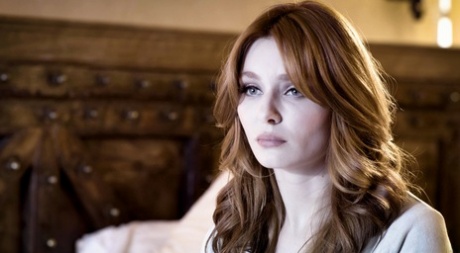 Натуральная рыжеволосая Лейси Леннон занимается сексом на кровати со своей целующейся кузиной картинка 6