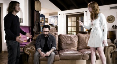 Натуральная рыжеволосая Лейси Леннон занимается сексом на кровати со своей целующейся кузиной картинка 5