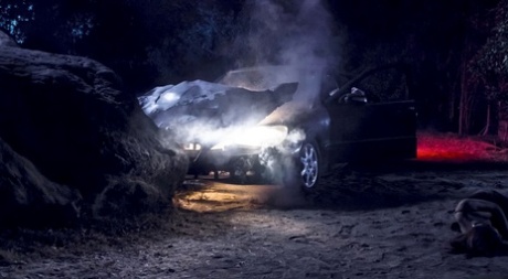 Новоиспеченная вдовица занимается сексом со своим покойным мужем, когда он возвращается в виде зомби картинка 5