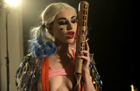 Белокурая молоденькая Лейси Леннон лижет член перед сексом раком в костюме для косплея картинка 2