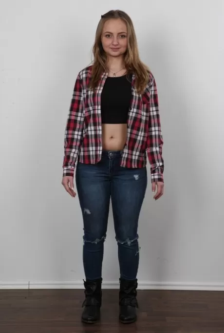 Молодая блондинка Ирена снимает с себя джинсы и предстает перед камерой совершенно обнаженной картинка 2