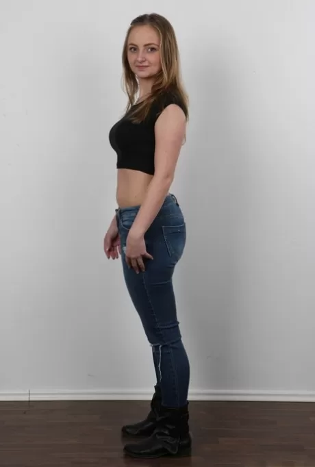 Молодая блондинка Ирена снимает с себя джинсы и предстает перед камерой совершенно обнаженной картинка 4