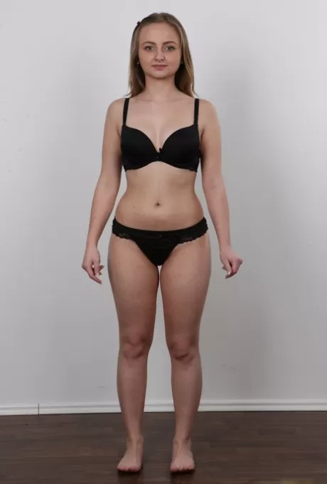 Молодая блондинка Ирена снимает с себя джинсы и предстает перед камерой совершенно обнаженной картинка 7