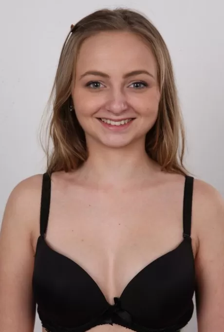 Молодая блондинка Ирена снимает с себя джинсы и предстает перед камерой совершенно обнаженной картинка 6