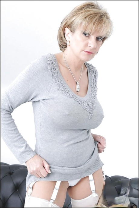 Потрясающая модель леди Соня снимает свои потрясающие белые трусики картинка 3