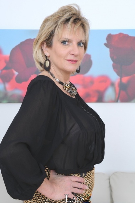 Британская леди Леди Соня обнажает свои нейлоновые топы во время показа верхней юбки картинка 2