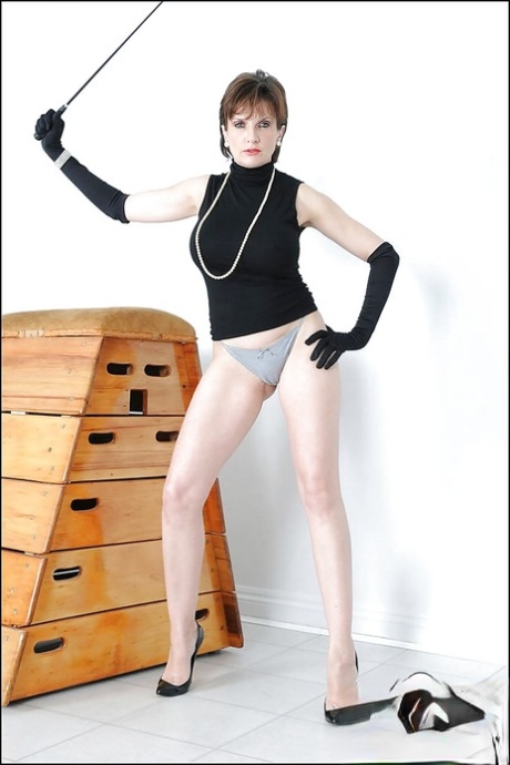 Горячая мамаша демонстрирует свои стройные ножки и сексуальную попку, обтянутую трусиками картинка 9