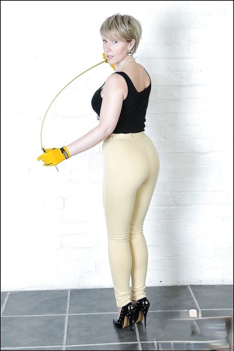 Коротко стриженная зрелая леди с горячей попкой позирует в обтягивающих джинсах картинка 4