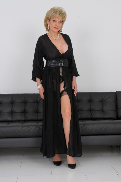 Зрелая британская блондинка Соня обнажает свои большие сиськи из-под вечернего платья картинка 3