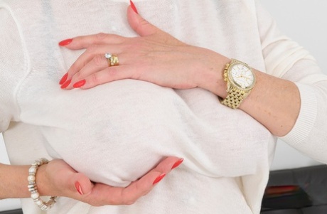 Британка леди Соня ласкает свою увеличенную грудь во время съемки крупным планом картинка 12