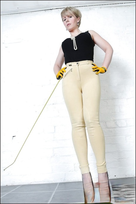 Коротко стриженная зрелая леди с горячей попкой позирует в обтягивающих джинсах картинка 5