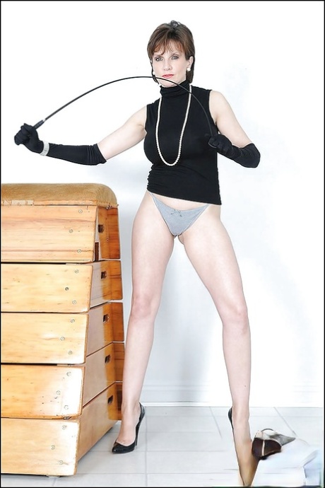 Горячая мамаша демонстрирует свои стройные ножки и сексуальную попку, обтянутую трусиками картинка 2