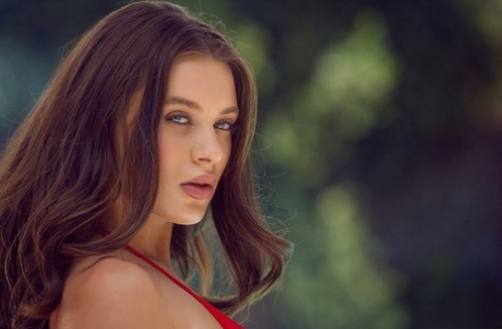 Сольная модель Лана Роудс снимает свой пляжный наряд рядом с бассейном картинка 4