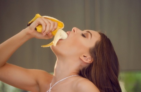 Девушка-подросток Лана Роудс ест банан в откровенном нижнем белье и белых чулках картинка 6