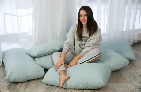 Брюнетка-модель Лана Рой (Lana Roy) снимает спортивные штаны и нижнее белье перед мастурбацией картинка 2