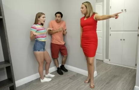 Мачеха Элль Макрей присоединяется к своей падчерице Лэйни Грей для секса втроем картинка 4