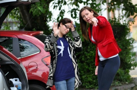 Высокая женщина одевает девочку в школьную одежду перед лесбийским сексом картинка 3