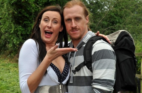 Потрясающая зрелая горничная Лара показывает свои навыки сосания члена и траха картинка 2