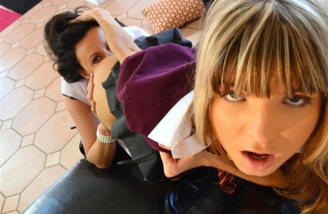 Кудрявая британская милфа Лара занимается любовью с молоденькой лесбиянкой-подростком картинка 15