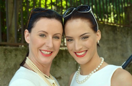 Лесбиянки постарше в юбках и чулках ощупывают друг друга руками в перчатках картинка 2