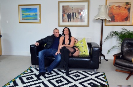 Зрелая женщина с горячей попкой заводит себе свежего молодого жеребца, чтобы жестко оседлать его картинка 3