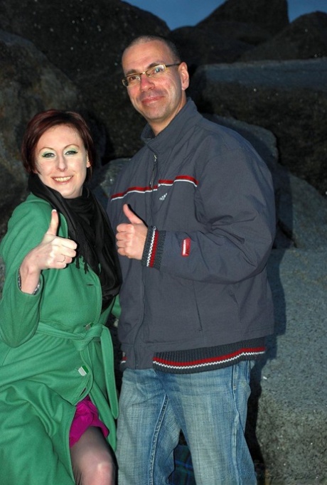 Пожилую леди в нейлоновых чулках со швом сзади шлепают во время секса картинка 2