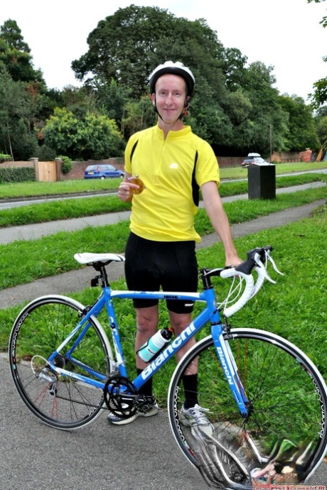 Старая шлюха в юбке с оборками наклоняется, чтобы получить глубокий анальный трах от молодого парня картинка 2