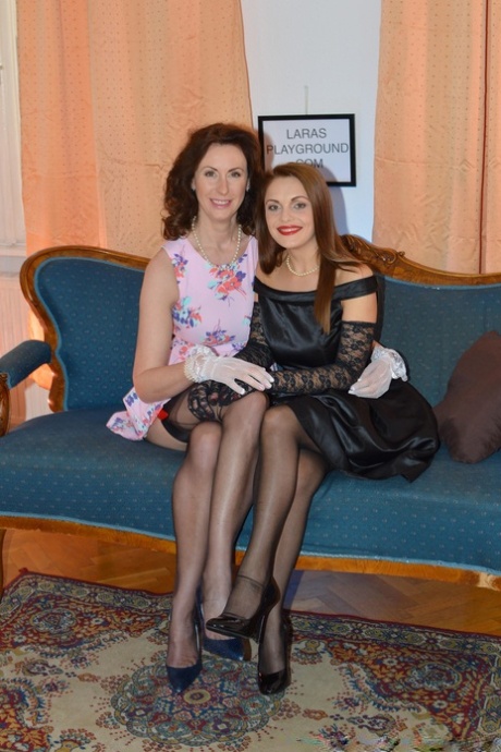 Любительская мамаша Лара в латексе и любовник, демонстрирующий голую задницу под юбкой в чулках картинка 2