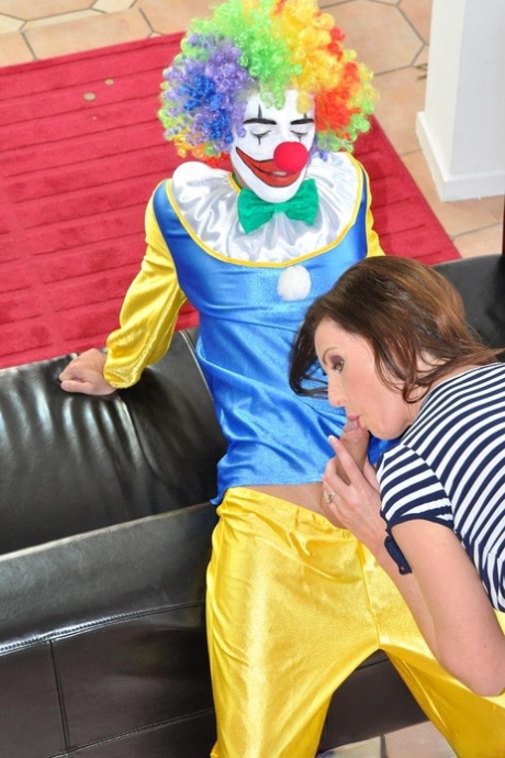Зрелая дама занимается сексом с клоуном в нейлоновых чулках и подвязках картинка 7