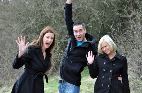 Горячие зрелые любовницы-лесбиянки в чулках раздвигают ножки и лижут киски крупным планом картинка 2