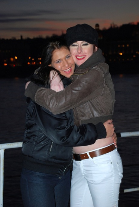 Лесбиянки постарше и помоложе мастурбируют вибраторами во время секса в нейлоновых чулках картинка 3