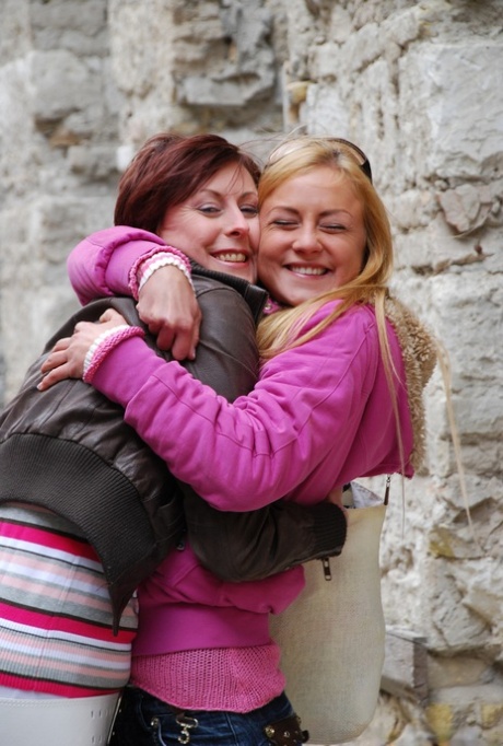 Старые и молодые лесбиянки бродят по улицам перед сексом дома в нейлоновых чулках картинка 3