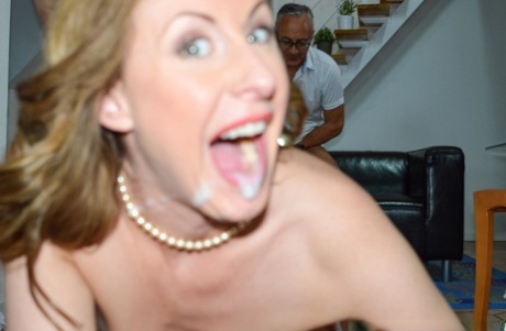 Зрелая милфа Лара Латекс демонстрирует полный рот спермы после секса в формате MMF картинка 15