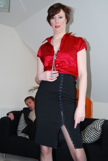 Зрелая женщина с короткими волосами соблазняет парня в нейлоновой юбке без трусиков картинка 2