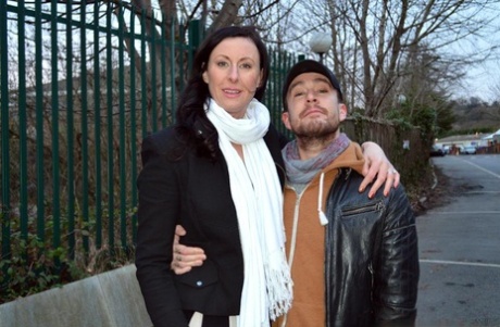 Зрелая дама приглашает парня помоложе трахнуть ее в попку картинка 2