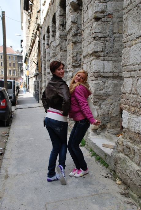 Старые и молодые лесбиянки бродят по улицам перед сексом дома в нейлоновых чулках картинка 2