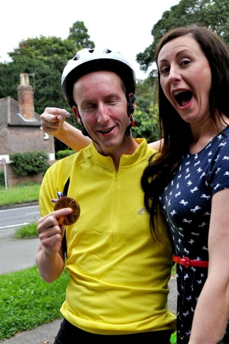 Старая шлюха на каблуках и в балетной пачке соблазняет велосипедного курьера полизать ее стареющую задницу картинка 3