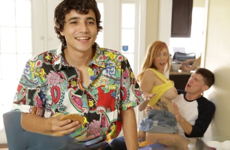 Грудастая рыжеволосая Лорен Филлипс выходит на P2M с большим членом после сцены соблазнения картинка 12