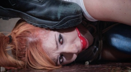 Обнаженная рыжеволосая Лорен Филлипс страдает от унижений в рабстве картинка 6