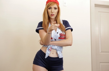 Рыжеволосая мамочка Лорен Филлипс и падчерица Лилли Холл трахаются втроем картинка 9