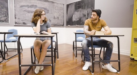 Симпатичная молодая девушка надевает очки, делая минет топлесс в классе картинка 6