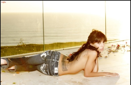 Брюнетка соло показывает большие натуральные сиськи латиноамериканской милфы картинка 4