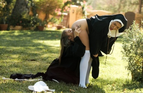 Похотливые монахини Кэссиди Бэнкс и Лена Пол становятся лесбиянками на лужайке картинка 2