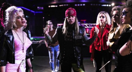 Две конкурирующие рок-группы Twisted Fister, возглавляемые Мики Джетт Шарлоттой Стокли и картинка 4