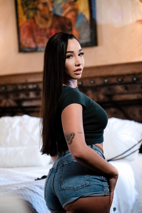 Лена Пол обнажает свои большие сиськи на кровати, в то время как Карли Грей обнажает черный лифчик картинка 10