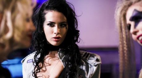 Две конкурирующие рок-группы Twisted Fister, возглавляемые Мики Джетт Шарлоттой Стокли и картинка 7