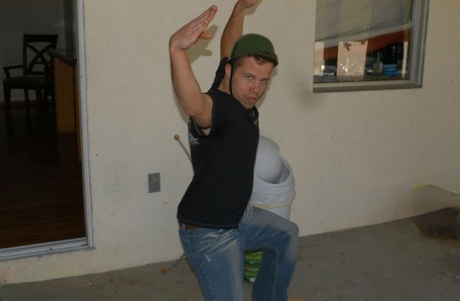 Любительская девушка Лекси Би переворачивает своего парня птичкой во время показа юбки без трусиков картинка 14