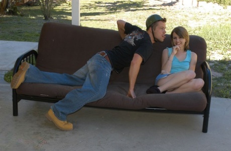 Любительская девушка Лекси Би переворачивает своего парня птичкой во время показа юбки без трусиков картинка 16