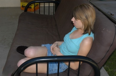 Любительская девушка Лекси Би переворачивает своего парня птичкой во время показа юбки без трусиков картинка 7